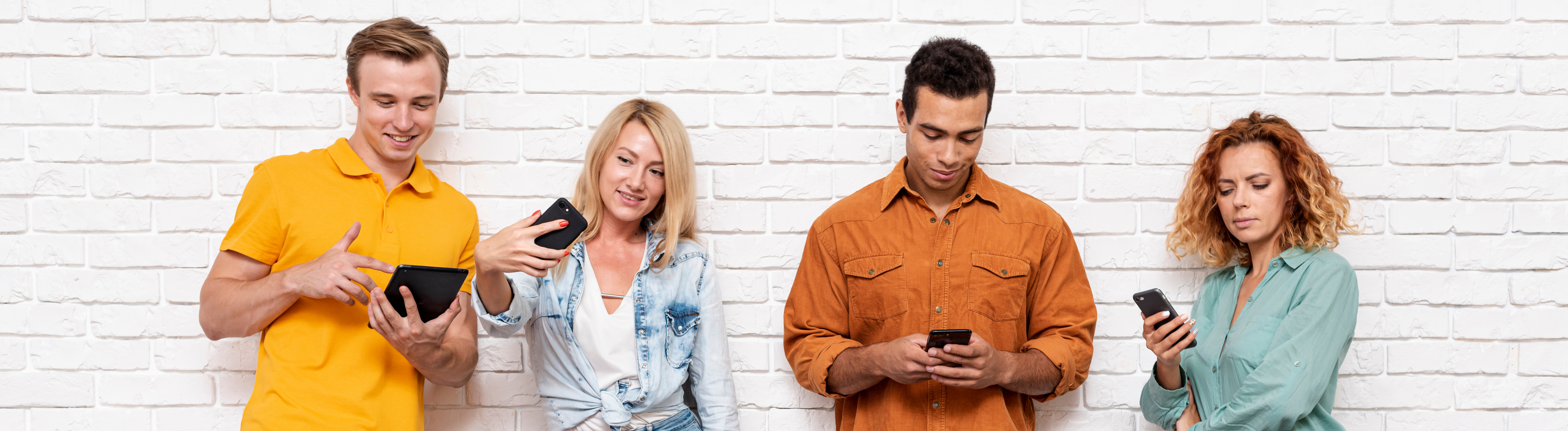 Jugendliche mit Smartphones